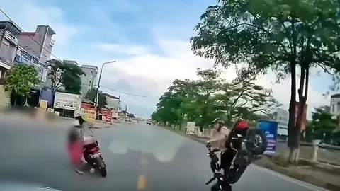Sang đường không quan sát, người phụ nữ đi xe máy điện suýt trả giá đắt