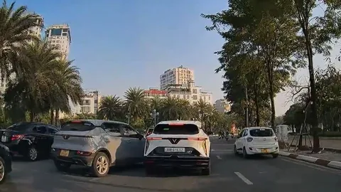 Ô tô va chạm khi nhập làn, tài xế nhận bài học đắt giá