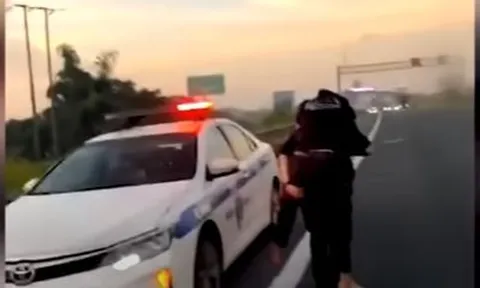 Video: Tài xế đột quỵ trên cao tốc được CSGT đưa đi cấp cứu kịp thời