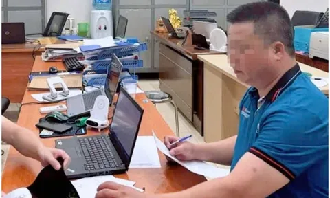 Cảnh sát làm việc với người đàn ông rút chìa khóa xe khách trên đường Vành đai 3 Hà Nội