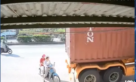 Từ vụ xe máy dừng sau container bị cuốn vào gầm, bài học đắt giá cho người đi xe máy