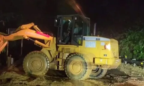 Dầm mưa, xuyên ngày đêm khắc phục sạt lở thông đường Hồ Chí Minh qua đèo Lò Xo