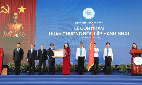 Bệnh viện Thống Nhất nhận Huân chương Độc lập hạng Nhất