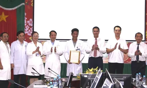 Bí thư Thành ủy TPHCM khen ê-kíp tái nối bàn tay sản phụ mang song thai