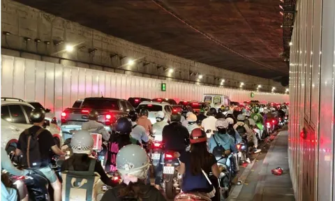 4 ô tô va chạm ở hầm Thủ Thiêm khiến ùn tắc kéo dài ở trung tâm TP.HCM