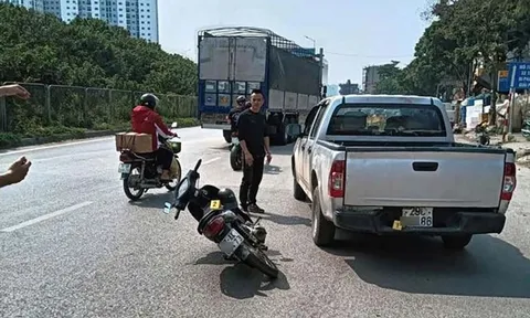 Dựng lại hiện trường vụ xe bán tải tạt đầu, 3 người suýt ngã vào rơ-moóc ở Hà Nội