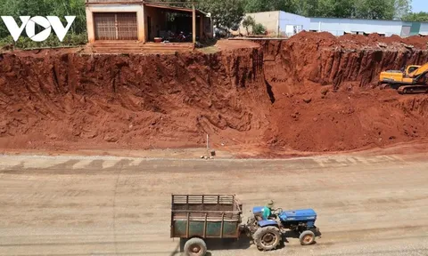 Tạm dừng thi công đoạn ĐT.753 có nhà dân bị "treo" trên vách đất ở Đồng Nai
