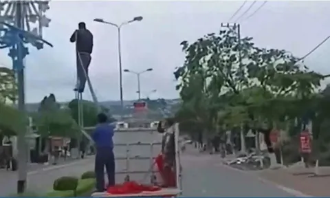 Xử phạt tài xế chở người đứng trên thùng xe khi xe đang chạy