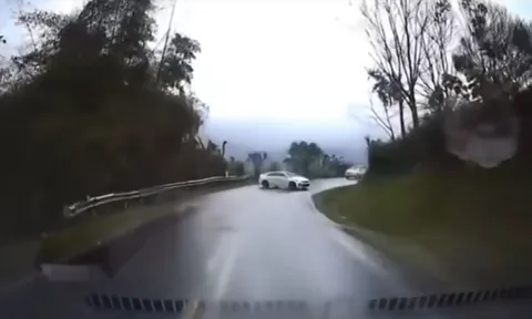 Trời mưa, ô tô vào cua xoay 360 độ, bài học cho tài xế khi đi đường trơn