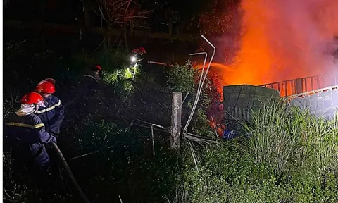 Xe ô tô đầu kéo bốc cháy, tài xế tử vong