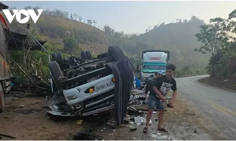 Xe tải mất lái trên Quốc lộ 6 làm 3 người bị thương