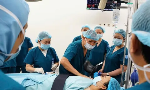 Mẹ hiến thận cứu con: Ca ghép đầu tiên thành công tại Nhi đồng 1