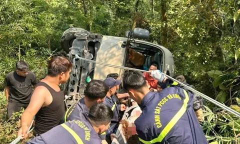 Xe khách mất phanh lao xuống vực ở Tam Đảo, 7 người bị thương