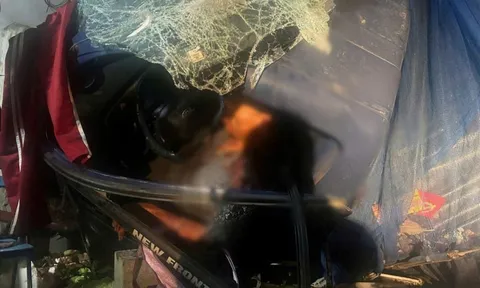 Hải Phòng: Xe tải đâm vào tường nhà dân, 2 người mắc kẹt trong cabin