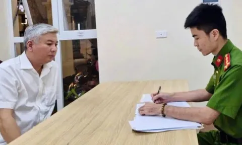 Tạm giữ đối tượng lái xe có nồng độ cồn, hành hung tài xế khác ở Hà Nội