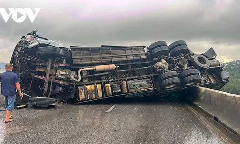 Xe tải bất ngờ bị lật vắt ngang cao tốc Diễn Châu – Bãi Vọt đoạn qua Nghệ An