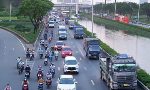 TP.HCM: Người dân ùn ùn đổ về quê nghỉ Lễ 30/4