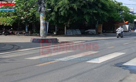 Thành phố Hồ Chí Minh: Cột điện giữa ngã năm Tam Bình chậm di dời, rủi ro giao thông hiện hữu.