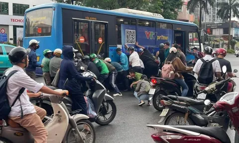 Khoảnh khắc người dân nâng xe buýt giải cứu người phụ nữ gặp nạn ở Hà Nội