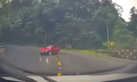 Ôtô vượt ở khúc cua khiến xe xoay ngang, bài học lớn dành cho tài xế