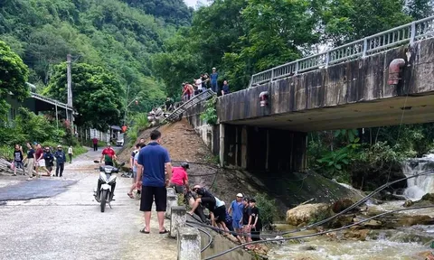 Thanh Hoá: Xe ô tô chở dầu mất phanh lao dốc, tài xế văng ra ngoài tử vong
