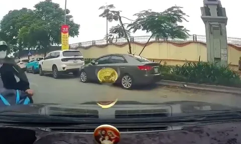 Ô tô từ ngõ ra bị xe máy đâm vỡ kính, ai sai?