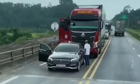 Bị nháy đèn xin vượt, tài xế dừng xe giữa cao tốc để tranh cãi, nhận cái kết đắng