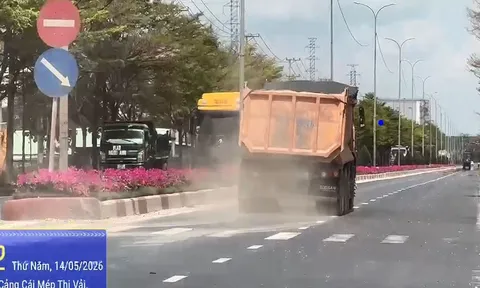 Xe ben chở đất đá rơi vãi trên đường liên cảng Cái Mép (TP.HCM): Hiểm họa TNGT rình rập