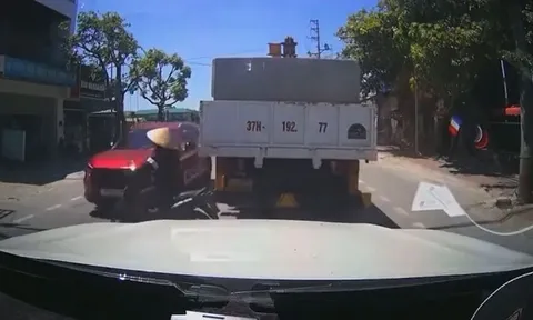 Xe máy lao ra đường như chỗ không người dù bị khuất tầm nhìn