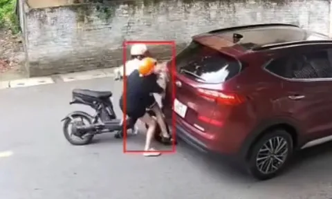 Đang đi dừng xe giữa đường, ô tô gây hoạ cho xe máy
