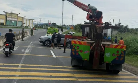 Xe ô tô leo dải phân cách lật nghiêng giữa đường ở Lâm Đồng