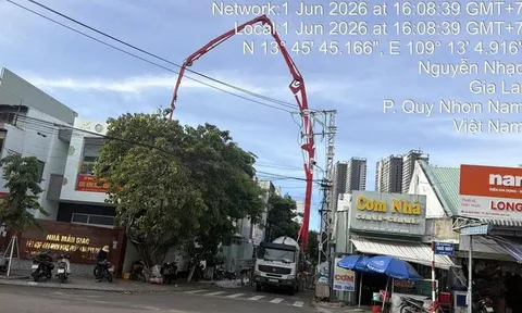Gia Lai: Xe bơm bê tông chiếm dụng lòng đường, người dân lo ngại mất an toàn giao thông