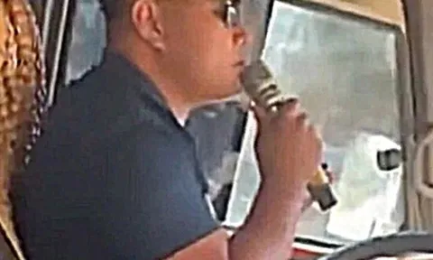 Tài xế vừa hát karaoke vừa lái xe khách ở Nghệ An bị phạt 5,9 triệu đồng
