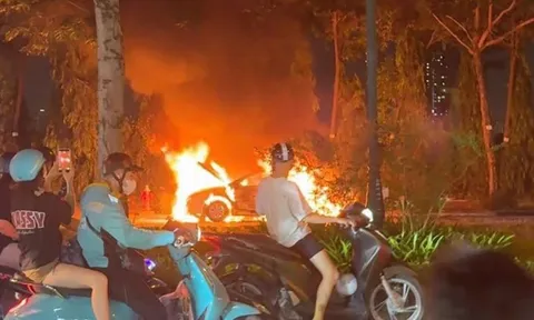 Cháy lớn tại công viên Thiên Văn Học (Hà Nội), ô tô bị lửa thiêu rụi đến trơ khung