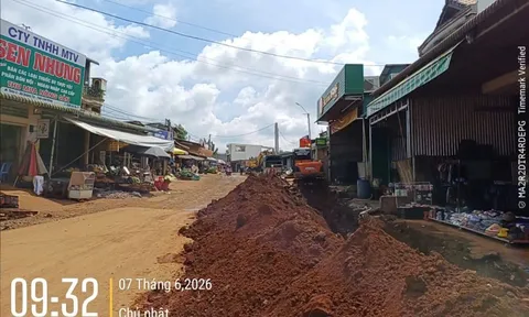 Lâm Đồng: Công trường thi công giữa chợ và nỗi lo của người dân đi qua đây