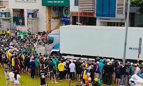 Một người tử vong sau khi bị xe tải cuốn vào gầm ở khu vực cầu Mai Dịch, Hà Nội