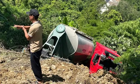 Xe bồn lao xuống mép vực đèo Đại Ninh ở Lâm Đồng