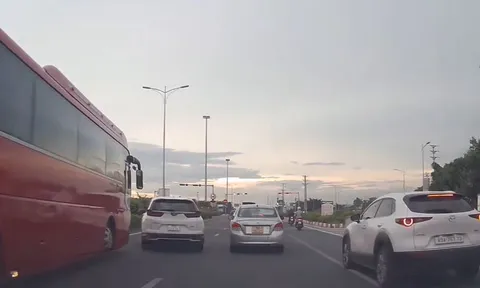 Chuyển làn như chỗ không người, ôtô con nhận bài học đắt giá