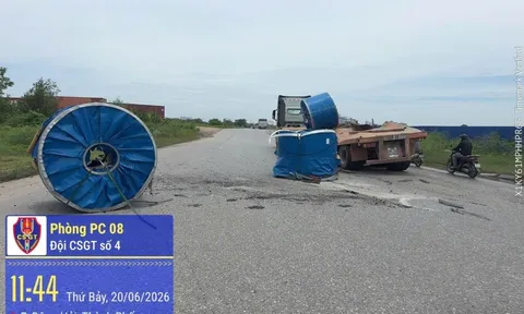 Hải Phòng: Xử phạt tài xế để rơi 2 cuộn tôn khi đang vận chuyển