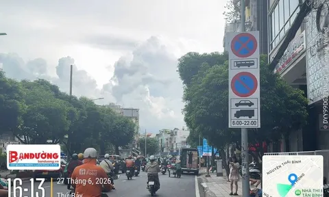 TP.HCM: Bất chấp biển cấm, xe khách vẫn đón trả khách trên đường Xuân Hồng