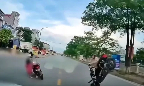 Sang đường không quan sát, người phụ nữ đi xe máy điện suýt trả giá đắt