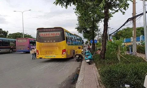 Phường Đông Hưng Thuận - Tp.HCM: Xuất hiện nhiều xe chở khách dừng đón khách tại đường có biển cấm