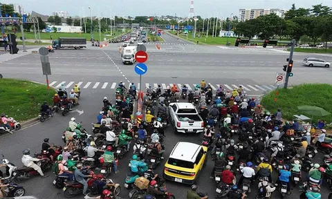 TP.HCM: Xuất hiện tình trạng xe máy đi ngược chiều tại nút giao Xa lộ Hà Nội - Song Hành