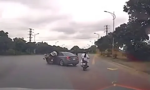 Tài xế có bài học nhớ đời khi ô tô đột ngột chuyển hướng gây tai nạn
