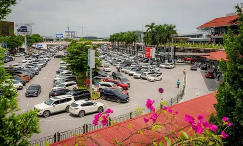 Bắt quả tang đối tượng “cò mồi” ở sân bay Nội Bài “bán khách” cho xe công nghệ