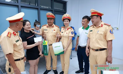Trao yêu thương đến bệnh nhi nhân kỷ niệm 81 năm Ngày truyền thống Công an nhân dân