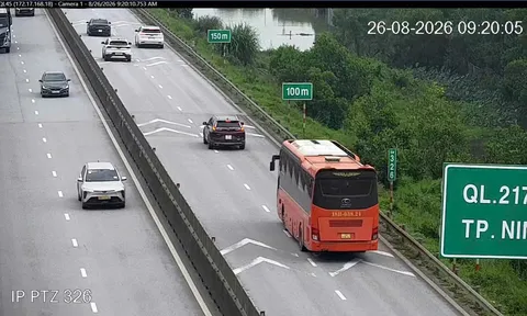 CSGT xử phạt 2 tài xế ô tô khách không giữ khoảng cách an toàn trên cao tốc