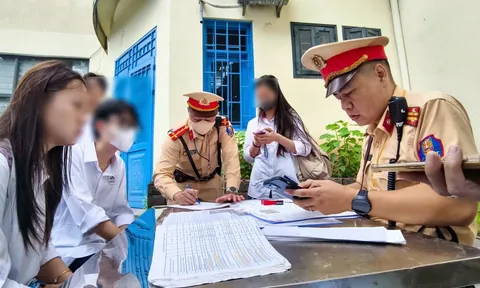 CSGT Hà Nội ra quân tuyên truyền, xử lý học sinh và phụ huynh vi phạm giao thông