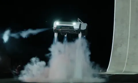Tesla Roadster - ô tô bay đầu tiên trên thế giới