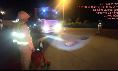 Video: Cận cảnh lực lượng chức năng phát hiện 2 xe đầu kéo chở quá tải hơn 60% trên cao tốc Đà Nẵng – Quảng Ngãi